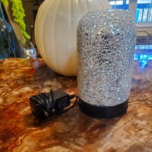 Beautiful, cracked glass look diffuser.